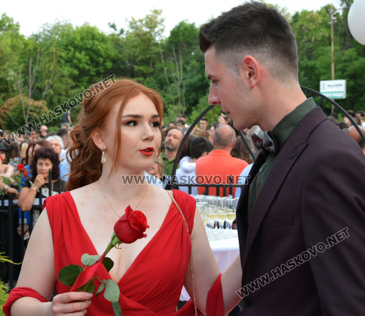 Абитуриенти от ПМГ пристигнаха с трактори и двойно колело на бала си