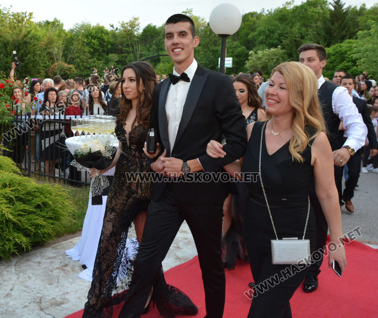 Абитуриенти от ПМГ пристигнаха с трактори и двойно колело на бала си