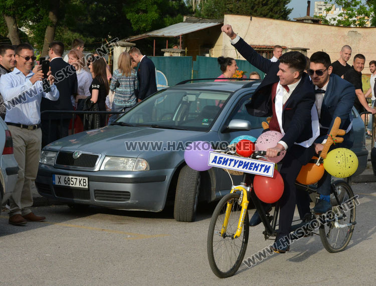 Абитуриенти от ПМГ пристигнаха с трактори и двойно колело на бала си