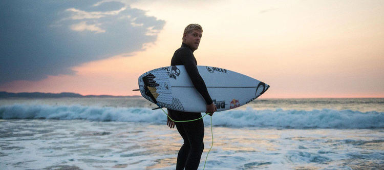 Световният шампион по сърф Мик Фанинг в мини-сезона на акулите