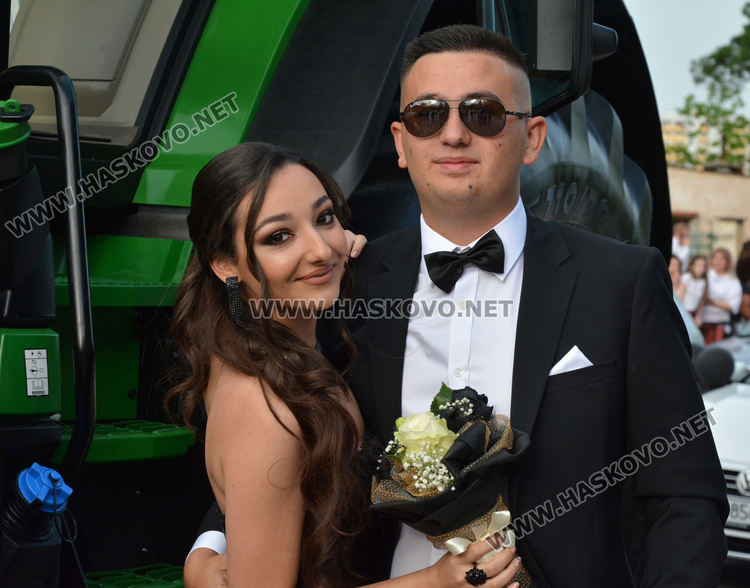 Абитуриенти от ПМГ пристигнаха с трактори и двойно колело на бала си