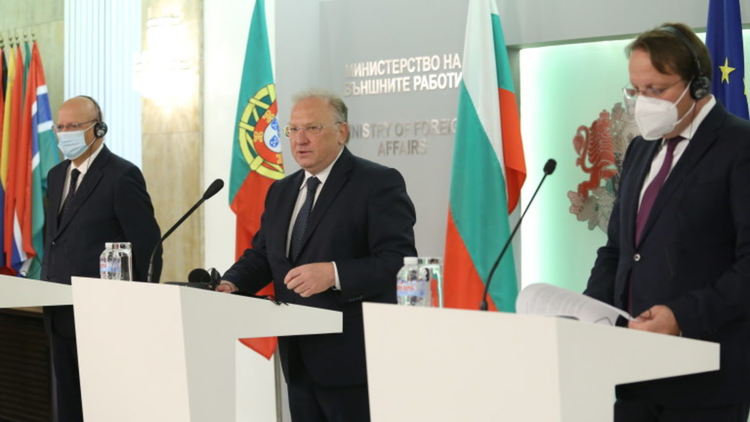 6,7 млн. лв. за изборите в чужбина, 300 секции с машини