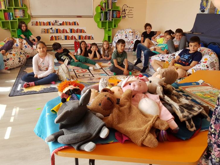 Деца се запознаха с част от "кухнята" на театъра