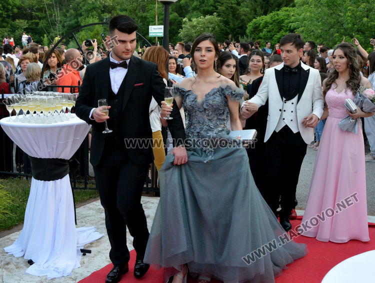 Абитуриенти от ПМГ пристигнаха с трактори и двойно колело на бала си