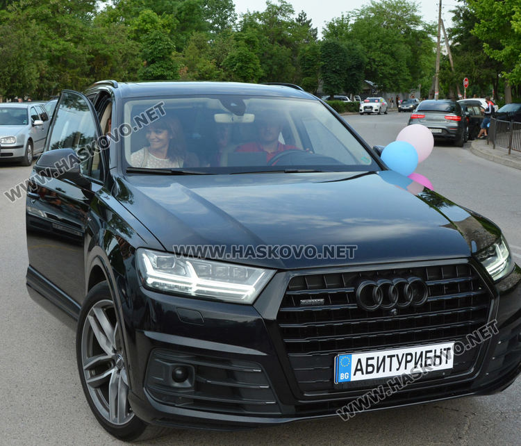 Абитуриенти от ПМГ пристигнаха с трактори и двойно колело на бала си