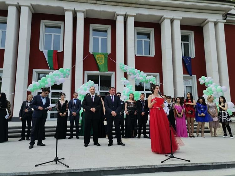 Мадан изпрати тържествено абитуриентите си,18 от тях са отличници/ галерия/