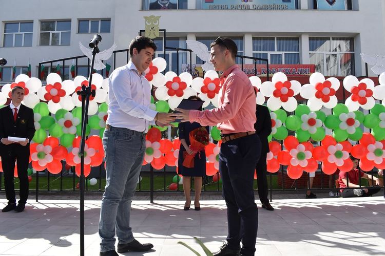 Славейковци изпратиха поредния шампионски випуск