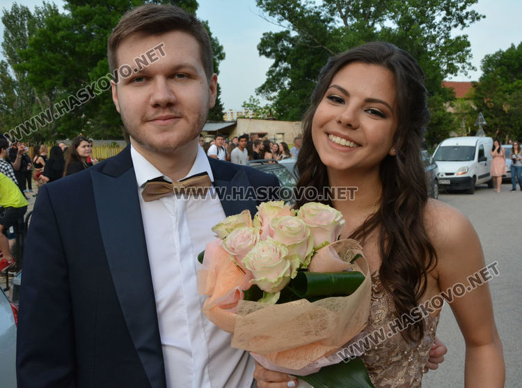 Абитуриенти от ПМГ пристигнаха с трактори и двойно колело на бала си