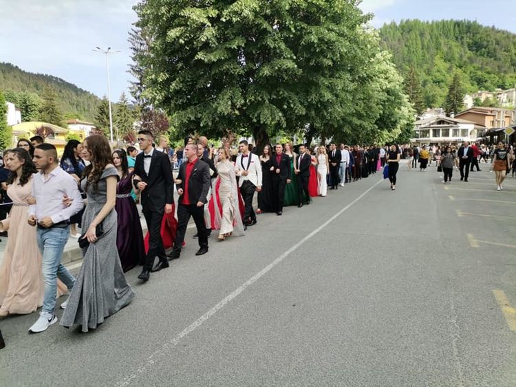 Мадан изпрати тържествено абитуриентите си,18 от тях са отличници/ галерия/