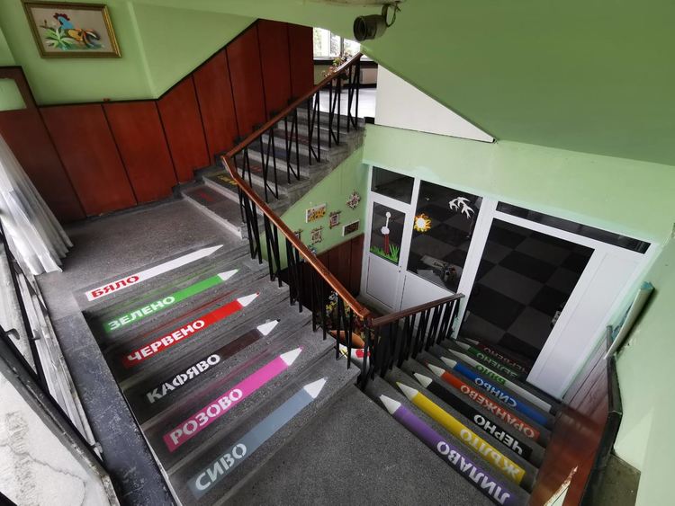 Училище „Д-р Петър Берон“ в Хасково с цветни стълби