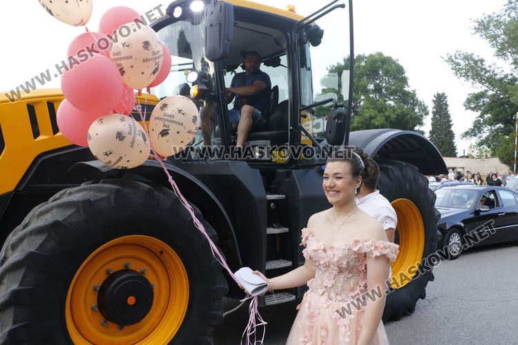 Абитуриенти от ПМГ пристигнаха с трактори и двойно колело на бала си