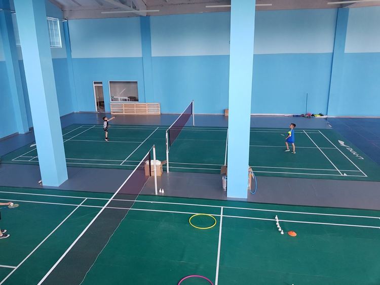 Малчугани влязоха днес в залата за бадминтон