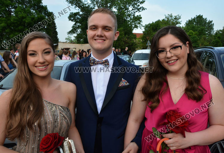 Абитуриенти от ПМГ пристигнаха с трактори и двойно колело на бала си