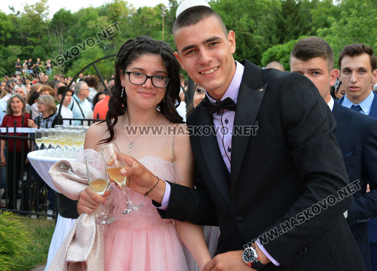 Абитуриенти от ПМГ пристигнаха с трактори и двойно колело на бала си