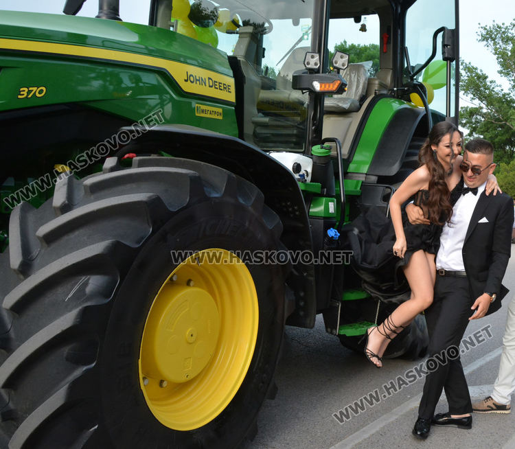Абитуриенти от ПМГ пристигнаха с трактори и двойно колело на бала си
