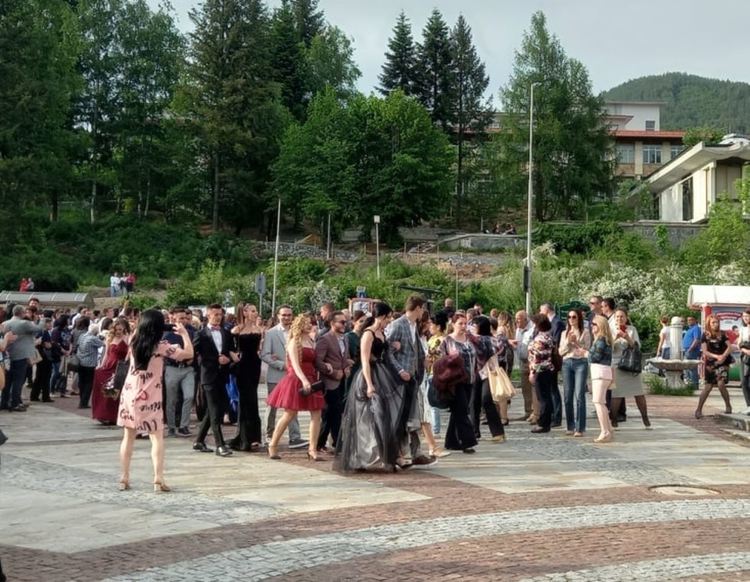 Абитуриентите от Езиковата гимназия празнуваха със стил