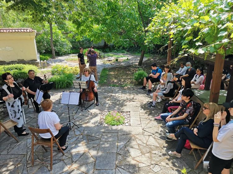 Осмокласници от Гимназията по туризъм с урок в галерия „Атанас Шаренков“