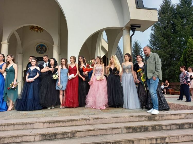 Абитуриентите от Езиковата гимназия празнуваха със стил