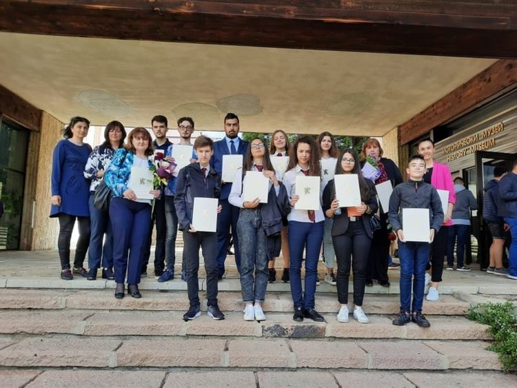 Отличия за ученици от Райковската гимназия връчи началникът на РУО