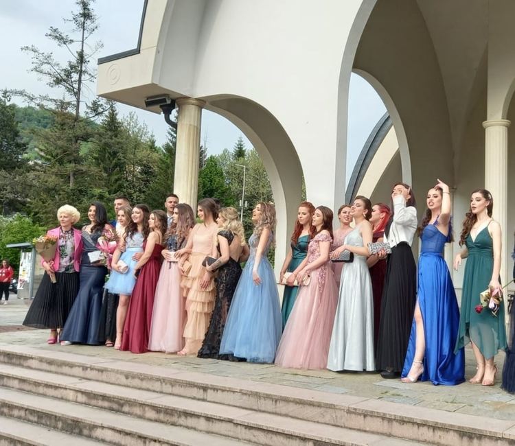 Абитуриентите от Езиковата гимназия празнуваха със стил