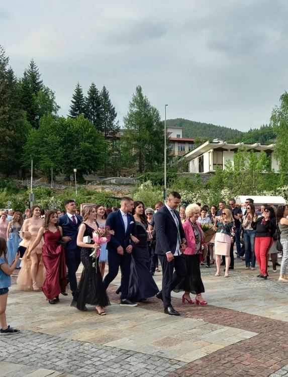 Абитуриентите от Езиковата гимназия празнуваха със стил