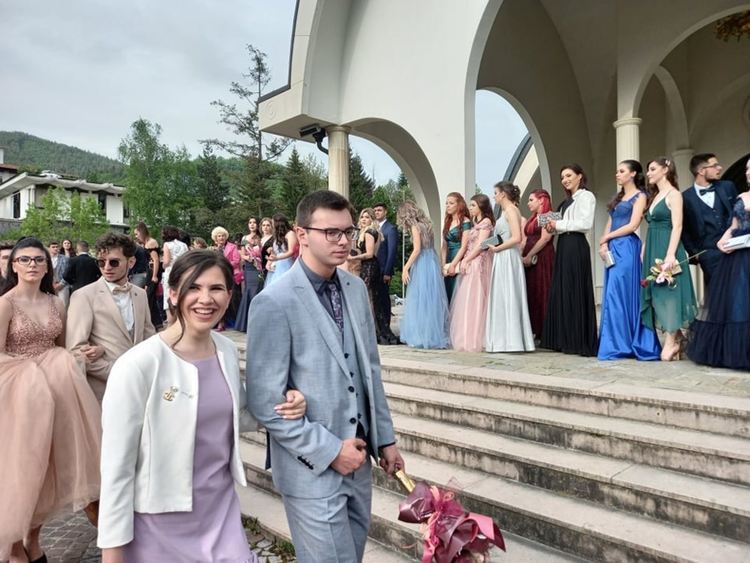 Абитуриентите от Езиковата гимназия празнуваха със стил