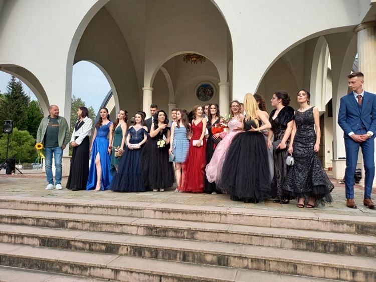 Абитуриентите от Езиковата гимназия празнуваха със стил