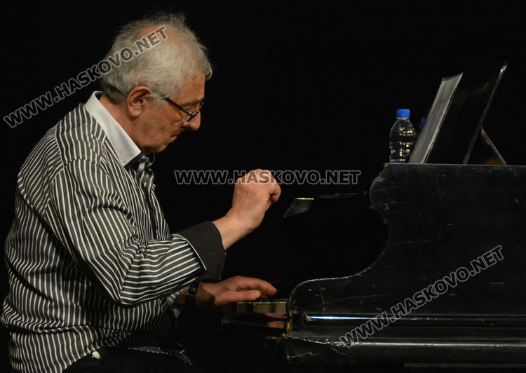 Поетът Мартин Спасов запали огъня на „Южна пролет“