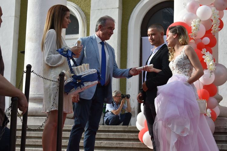 Асеновград тържествено изпрати абитуриентите от випуск 2021 г. (снимки)