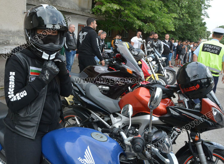 Рокери и полицаи с демонстрация пред ученици в Хасково