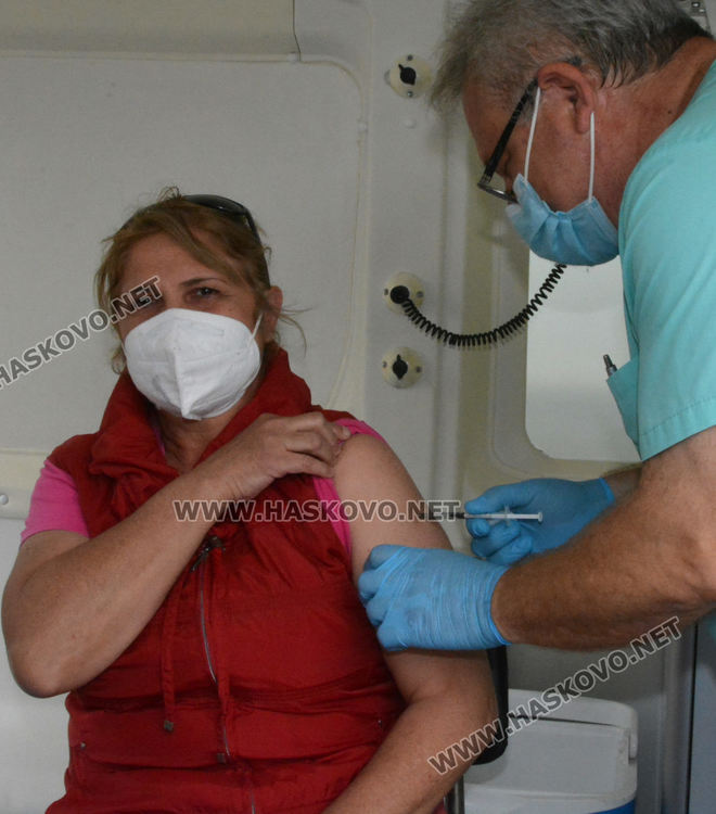 Д-р Ангел Кунчев агитира за ваксинация в Харманли