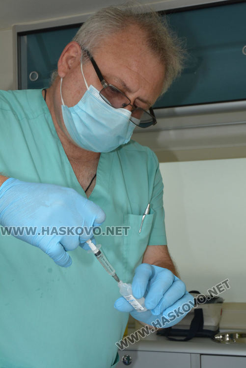 Д-р Ангел Кунчев агитира за ваксинация в Харманли