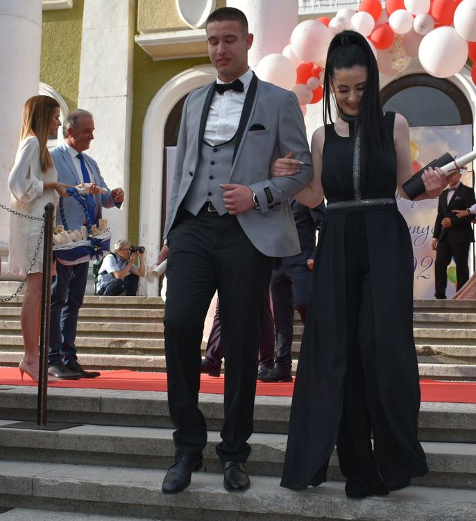 Асеновград тържествено изпрати абитуриентите от випуск 2021 г. (снимки)