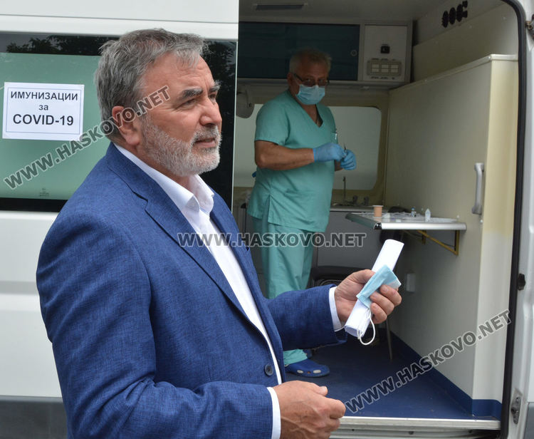 Д-р Ангел Кунчев агитира за ваксинация в Харманли