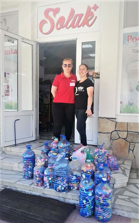 Бялизворци събраха хиляди пластмасови капачки