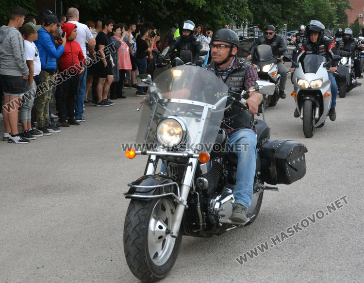 Рокери и полицаи с демонстрация пред ученици в Хасково