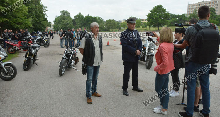 Рокери и полицаи с демонстрация пред ученици в Хасково