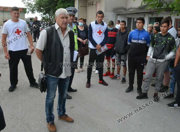 Рокери и полицаи с демонстрация пред ученици в Хасково