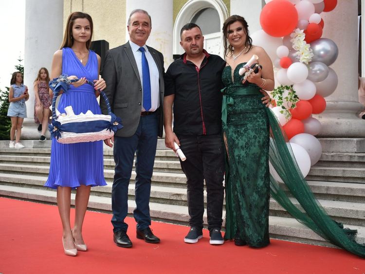 Асеновград тържествено изпрати абитуриентите от випуск 2021 г. (снимки)