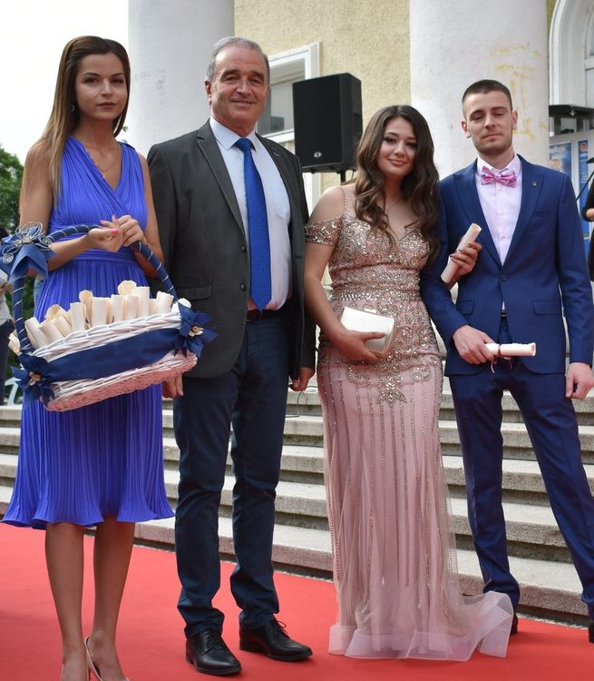 Асеновград тържествено изпрати абитуриентите от випуск 2021 г. (снимки)