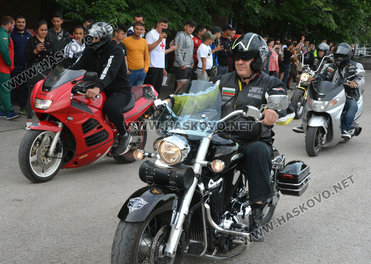 Рокери и полицаи с демонстрация пред ученици в Хасково