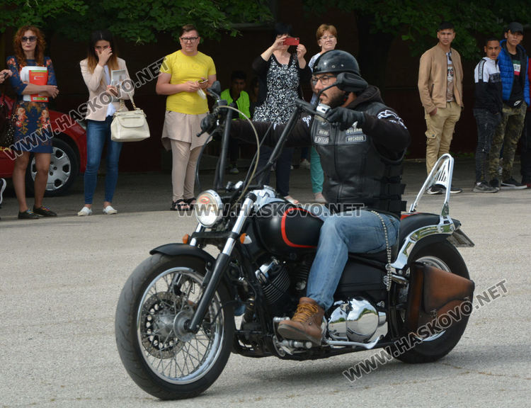 Рокери и полицаи с демонстрация пред ученици в Хасково