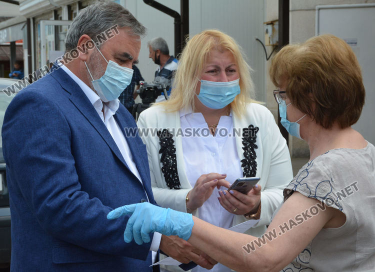 Д-р Ангел Кунчев агитира за ваксинация в Харманли