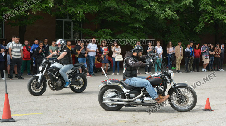 Рокери и полицаи с демонстрация пред ученици в Хасково