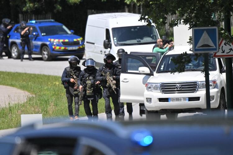 Нападател на френска полицайка заловен след престрелка и мащабна операция