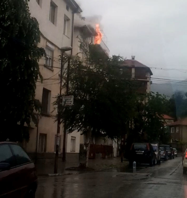 Покрив на къща се запали по време на бурята в Асеновград