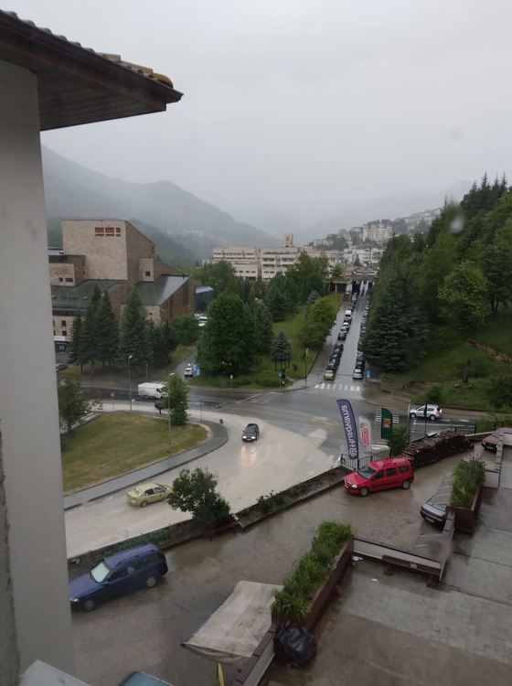 Градушка изравни всичко със земята, пороите превърнаха улиците в реки /ГАЛЕРИЯ/