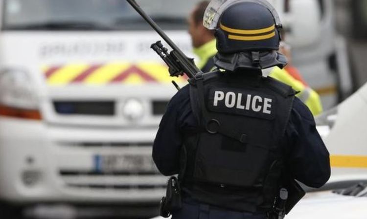 Нападателят на френската полицайка е починал