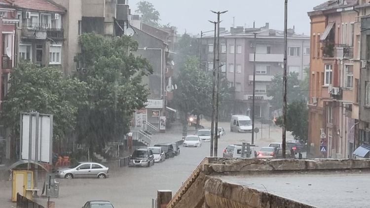 Наводнени помещения, паднали дървета и скъсани кабели след бурята в Асеновград