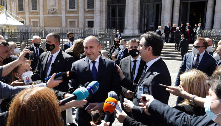 Радев и Пендаровски във Ватикана: Няма нужда от посредници в диалога